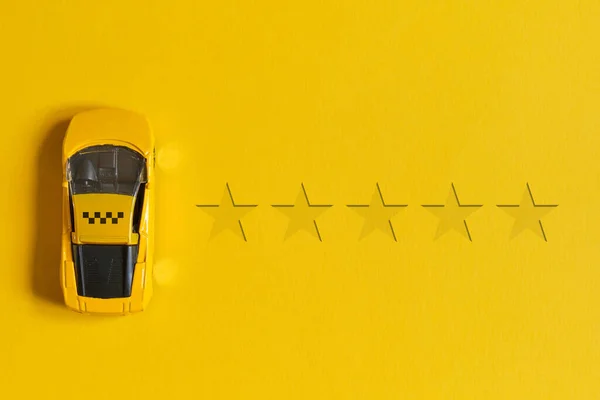 黄色の背景にトップビューの看板を持つ5つ星と車のタクシー評価コンセプト — ストック写真