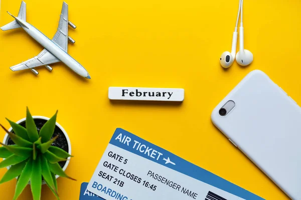 Februar Flugkonzept Mit Spielzeugflugzeug Mit Tickets Auf Gelbem Hintergrund — Stockfoto