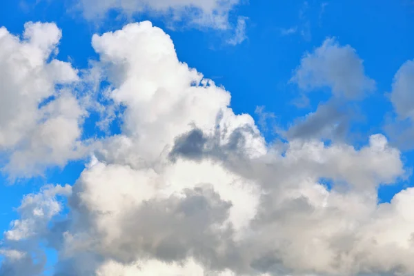 Grote Wolken Aan Blauwe Hemel Zomer — Stockfoto