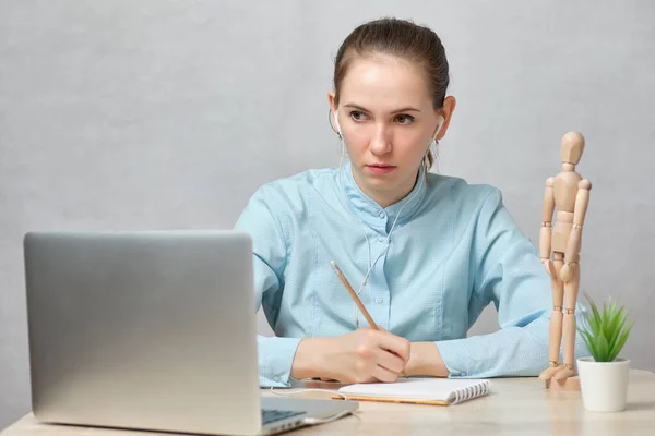 Dívka Lékař Náhodou Nahrávat Online Notebooku Dělá Poznámky — Stock fotografie