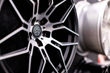 Rusya, St.Petersburg - 27 Temmuz 2019: raftaki araba tekerlekleri için çelik spor tekerlekleri