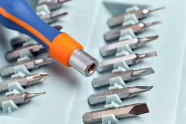 Tornavida değiştirilebilir başlıkları olan bir kutunun üzerine konur.