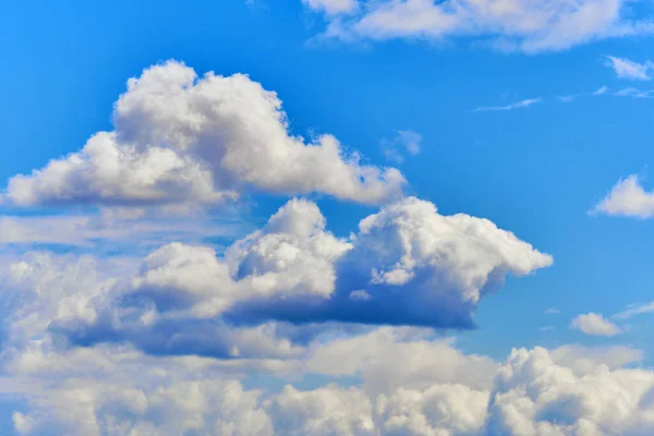 Dikke Wolken Blauwe Lucht Als Achtergrond — Stockfoto