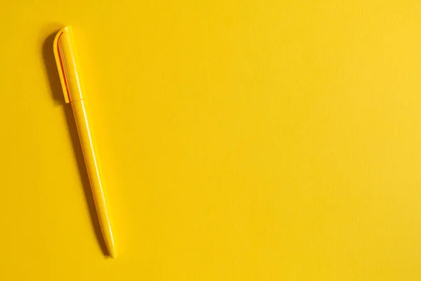 Caneta Amarela Fundo Amarelo Com Vista Superior Espaço Cópia — Fotografia de Stock