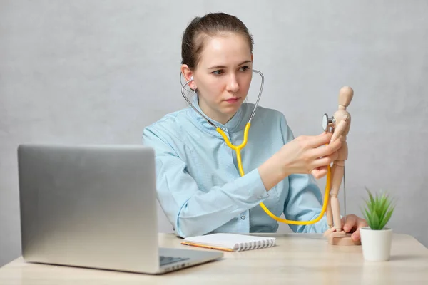 Médico Femenino Dice Línea Través Videoconferencia Cómo Utilizar Estetoscopio Correctamente — Foto de Stock
