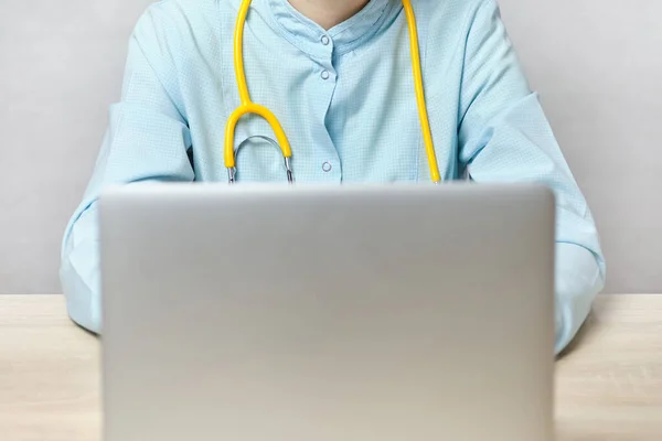 Médico Celebra Una Conferencia Línea Través Computadora Portátil Chat Vídeo — Foto de Stock