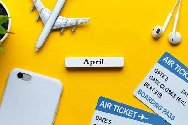 April Urlaubskonzept Mit Flugzeug Und Tickets Auf Gelbem Hintergrund Von — Stockfoto