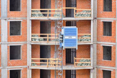 İnşaat halindeki bir binanın dış asansörü.