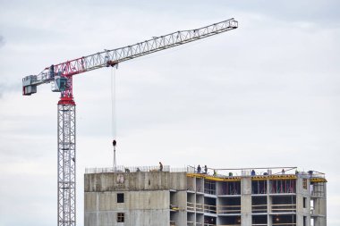 İnşaat halindeki binanın çatısı ve vinç nakliye malzemeleri.