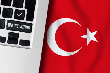 Türkiye Cumhuriyeti 'nde çevrimiçi oylama kavramı. Ülke bayrağı yakınında klavye.