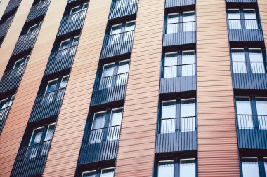 Uzun, modern, birinci sınıf bir bina..