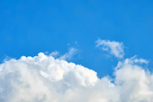 Witte Wolken Blauwe Lucht Kopiëren Ruimte — Stockfoto