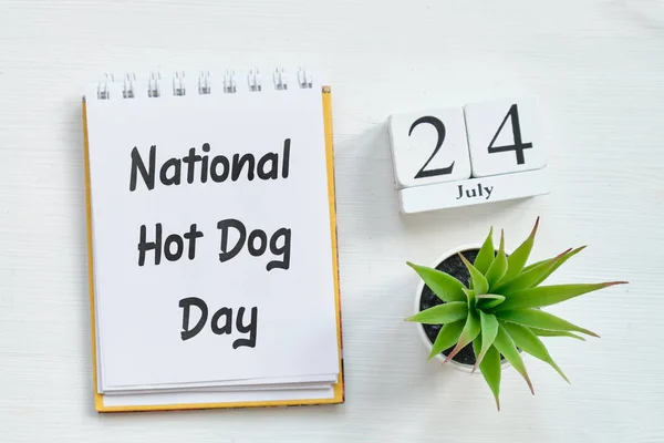Juli National Hot Dog Day Tjugofjärde Dagen Månaden Kalenderkoncept Träklossar — Stockfoto