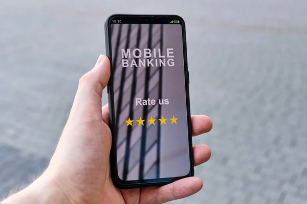 Hand Hält Smartphone Mit Mobiler Banking Schnittstelle Und Beschriftung Bewerten — Stockfoto