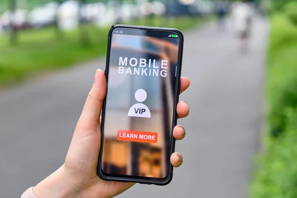 Hand Hält Smartphone Mit Mobiler Banking Schnittstelle Und Klicken Sie — Stockfoto