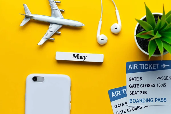 Mai Urlaubskonzept Spielzeugflugzeug Mit Tickets Auf Gelbem Hintergrund — Stockfoto