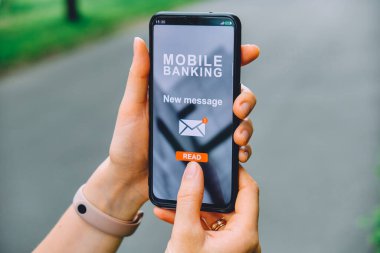 Akıllı telefon bankacılık arayüzü uygulamasında yeni ileti kavramı.