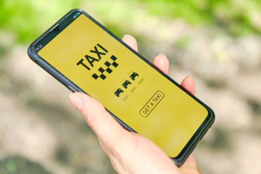 Elinde taksi dersi seçmek için uygulamalı akıllı telefon..