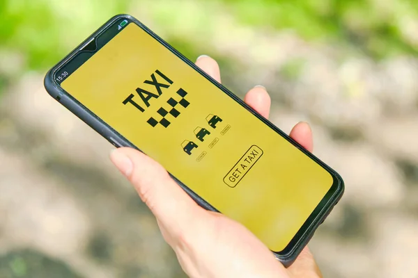 Smartphone Mit App Zur Wahl Der Taxiklasse Der Hand — Stockfoto