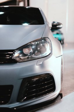 Rusya, St.Petersburg - 27 Temmuz 2019: Modern gri bir arabanın ön görüntüsü