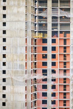 Tuğla ve betondan yapılmış modern bir bina inşa ediliyor..