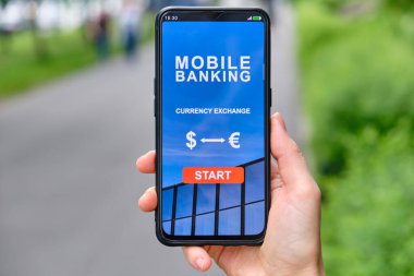 Mobil bankacılık arayüzü akıllı telefondan döviz işlevi görüyor ve elle tutuluyor