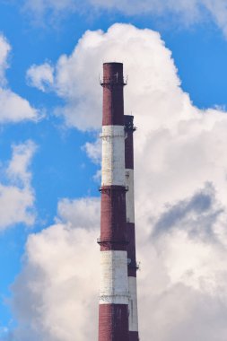 Gökyüzü arka planında endüstriyel bir fabrikanın boruları