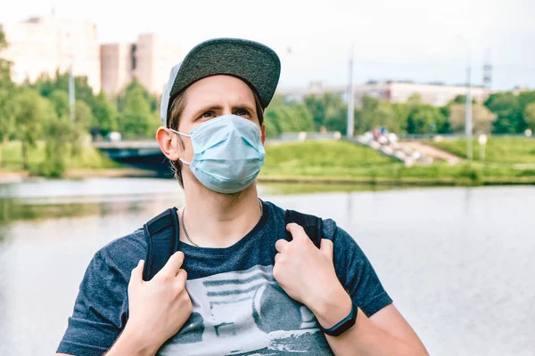 Retrato Homem Caucasiano Mascarado Durante Uma Pandemia Cidade Novo Normal — Fotografia de Stock