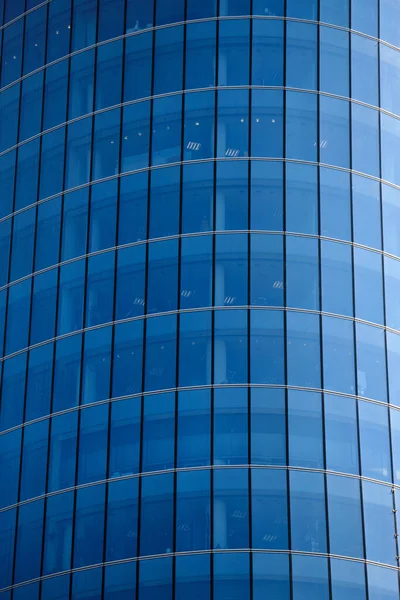 Luksusowy Wieżowiec Szklanymi Wysokimi Oknami Niebieskie Stonowane — Zdjęcie stockowe