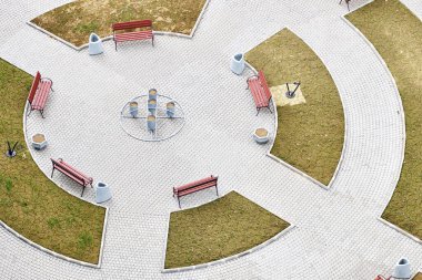Bölgenin avlusundaki sokak inşaatı parkı..
