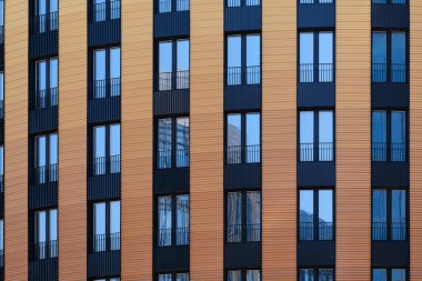 Modern bir konut binasının dış görünüşü