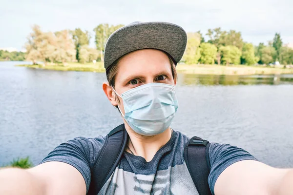 Retrato Homem Caucasiano Uma Máscara Médica Durante Uma Pandemia Cidade — Fotografia de Stock