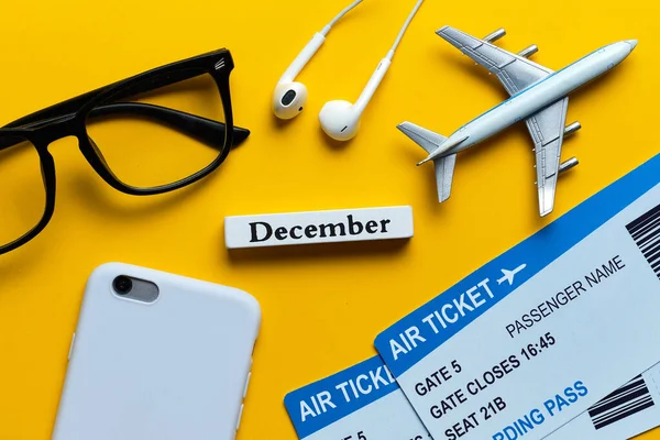 Dezember Urlaubskonzept Neben Tickets Und Flugzeugmodell Auf Gelbem Hintergrund — Stockfoto