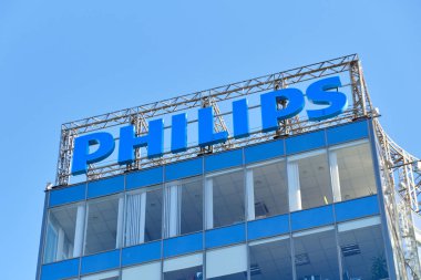 Rusya, St.Petersburg - 15 Haziran 2020: Microsoft logosu bir gökdelenin çatısında.