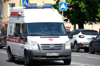 Rusya, St.Petersburg - 09 Haziran 2020: Yazın yolda ambulans.