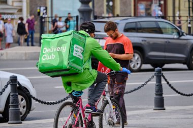 Rusya, St.Petersburg - 09 Haziran 2020: Şehirde bisikletli kurye teslimat kulübü