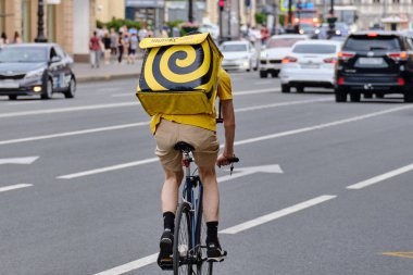 Rusya, St.Petersburg - 09 Haziran 2020: Şehirde bisikletli kurye Yandex yemeği. Teslimat servisi
