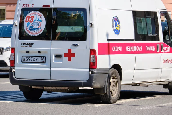 Rusia San Petersburgo Junio 2020 Ambulancia Carretera Verano Desde Atrás —  Fotos de Stock