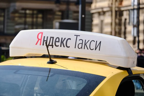 Россия Санкт Петербург Июня 2020 Такси Cap Yandex Машине — стоковое фото