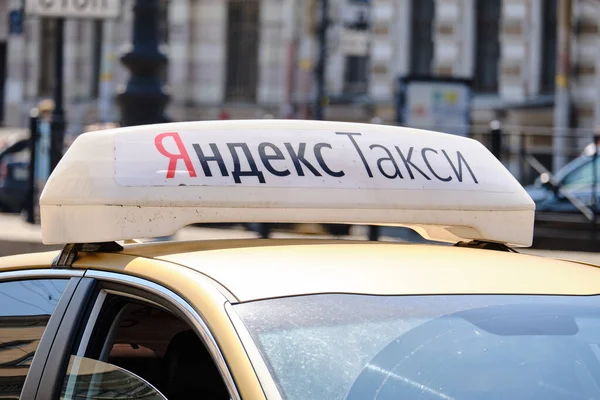 Russia Petersburg June 2020 Cap Yandex Taxi Yellow Car — Stock Photo, Image