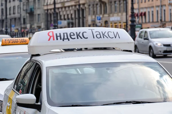 Россия Санкт Петербург Июня 2020 Такси Cap Yandex Белом Автомобиле — стоковое фото