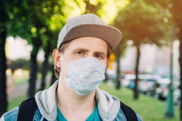 Retrato Homem Caucasiano Com Máscara Médica Boné Durante Uma Pandemia — Fotografia de Stock