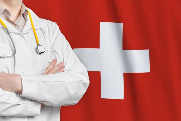 瑞士联邦保健概念 具有瑞士国旗背景的医生 在该国的医疗保险 工作或学习 — 图库照片