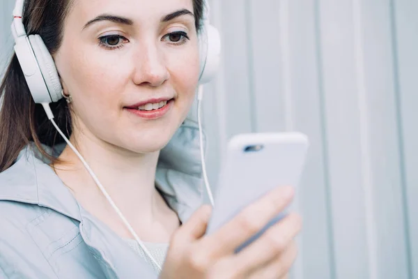 Caucásico Chica Auriculares Escucha Mensaje Audio —  Fotos de Stock