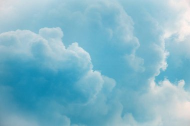 Gökyüzünde sihirli ve gök gürültülü bulutlar. Ayarlanmış.