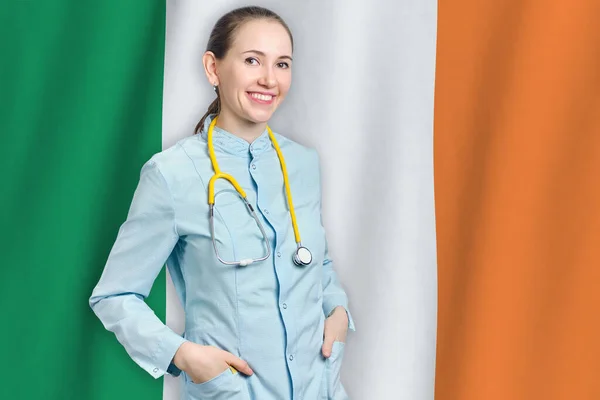旗の背景に医師とアイルランドの医療概念 医療保険 国内での仕事や研究 — ストック写真