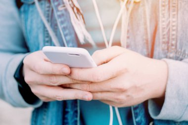 Kafkasyalı adamın elinde akıllı telefon var..