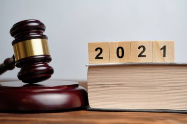 2021 'deki yeni kanun kavramı hakim çekicinin hemen yanında..