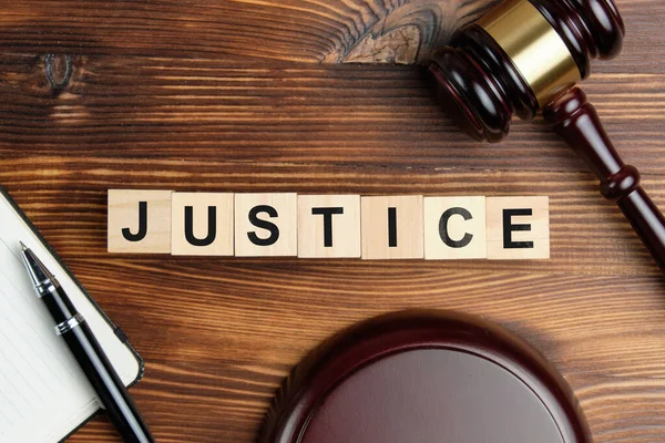 Justicia Una Inscripción Cubos Madera Con Número Martillo Juez —  Fotos de Stock