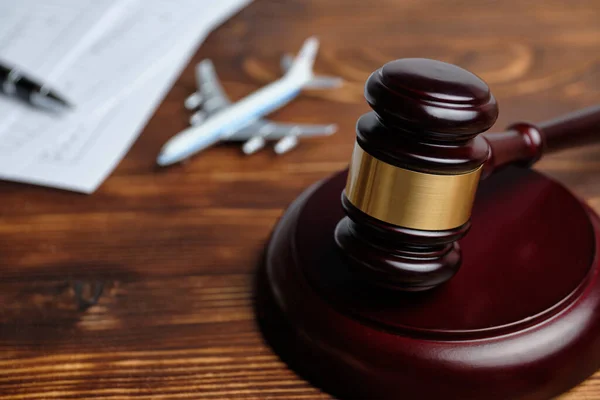 Концепція Скасування Ліцензії Рейс Поруч Молотком Судді — стокове фото